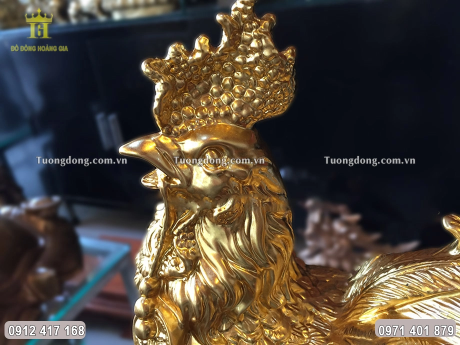 Đầu linh vật gà được chạm khắc sắc nét, vô cùng có hồn